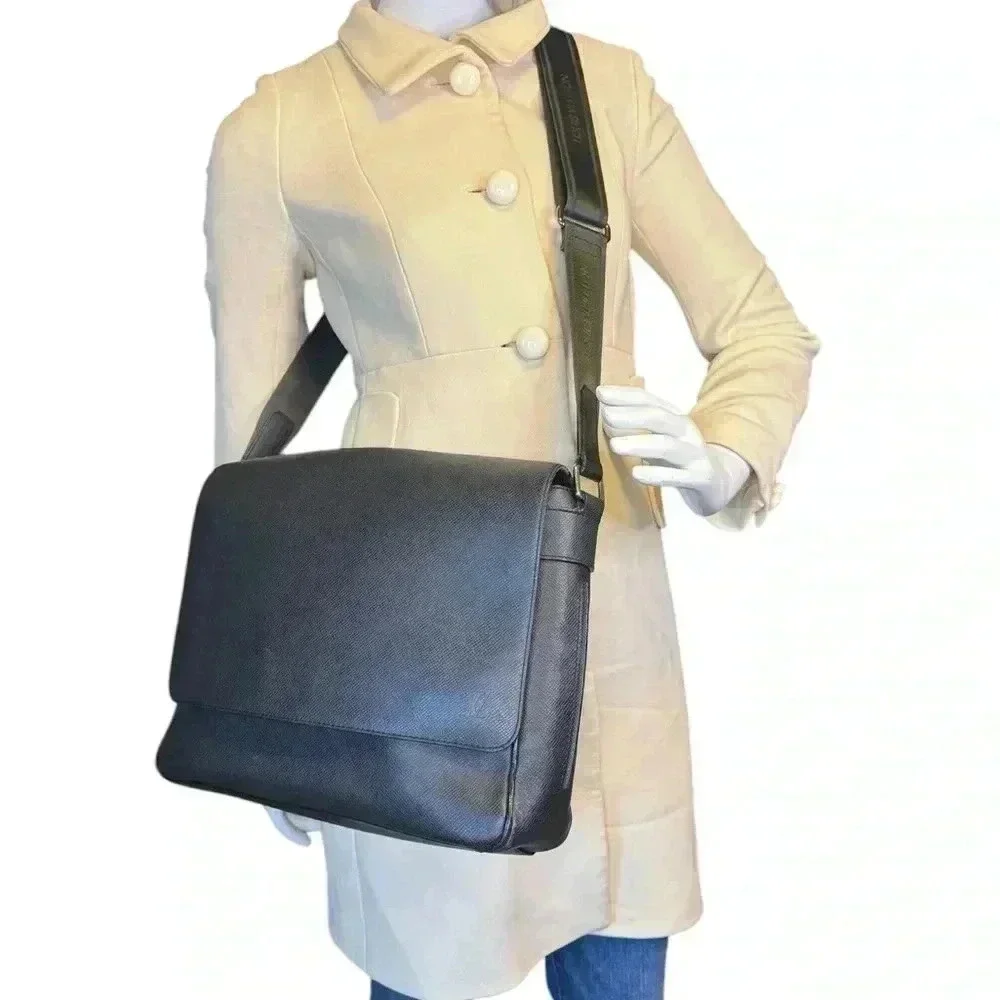 Louis Vuitton Taiga Roman MM Shoulder Bag Messager  Crossbody Bag.